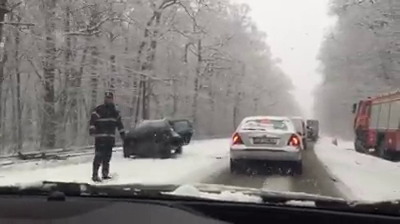 FOTO-VIDEO: Două accidente din cauza zăpezii, s-au produs unul după altul și la mică distanță