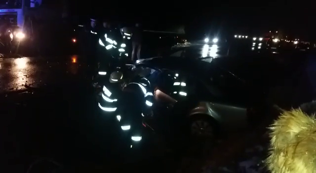 VIDEO: Un șofer începător a produs un accident grav pe Valea Oltului! Doi oameni sunt încarcerați
