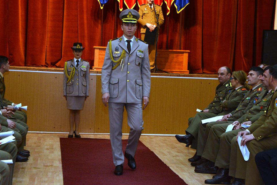 Propunerile pentru noile uniforme de oraș și de serviciu ale militarilor, prezentate studenților AFT