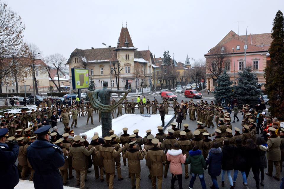 Placă comemorativă „România Centenar”, dezvelită cu ocazia Zilei Unirii Principatelor Române, la sediul Rectoratului ULBS