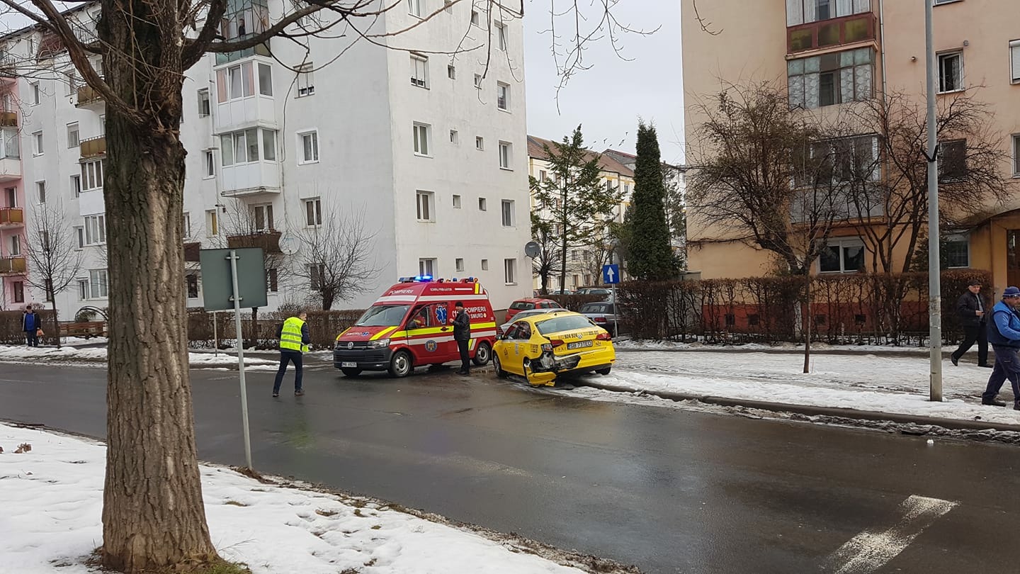 FOTO: Taxi lovit din spate proiectat pe trecerea de pietoni