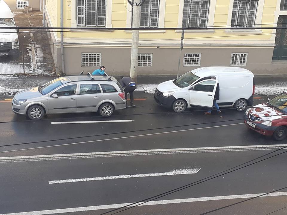 FOTO – Femeie rănită într-un accident rutier pe Constituției