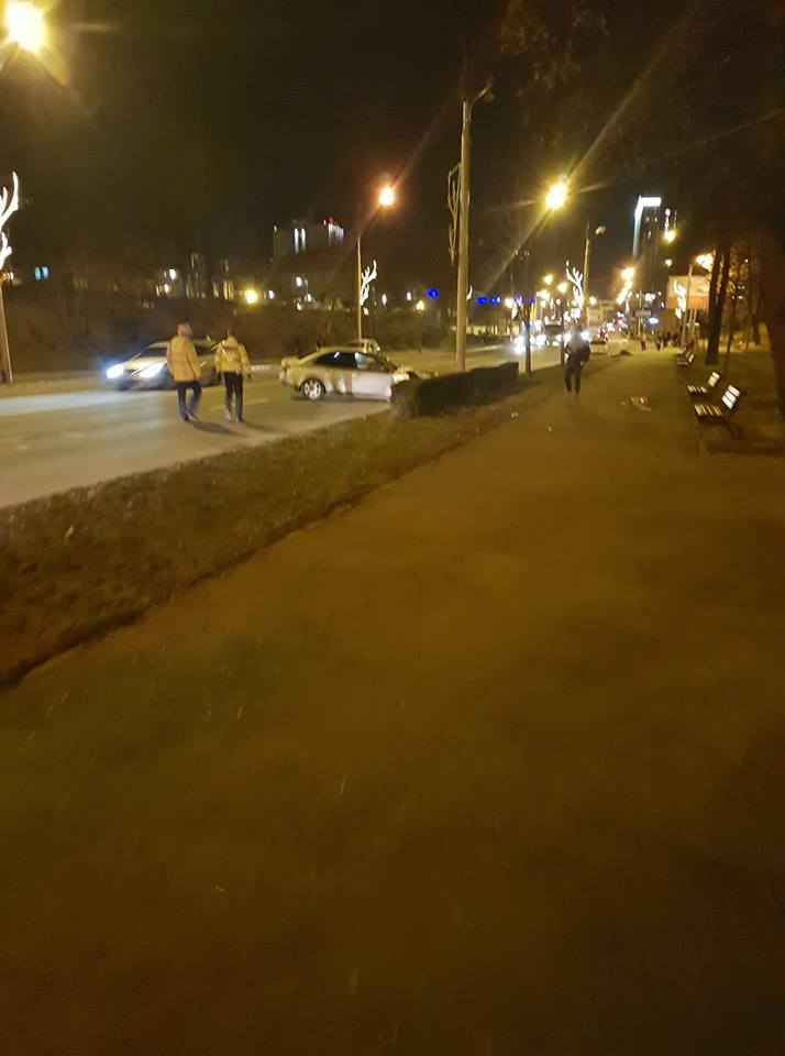 FOTO – I-a explodat un pneu și a intrat cu mașina în stâlp, pe Bulevardul Coposu