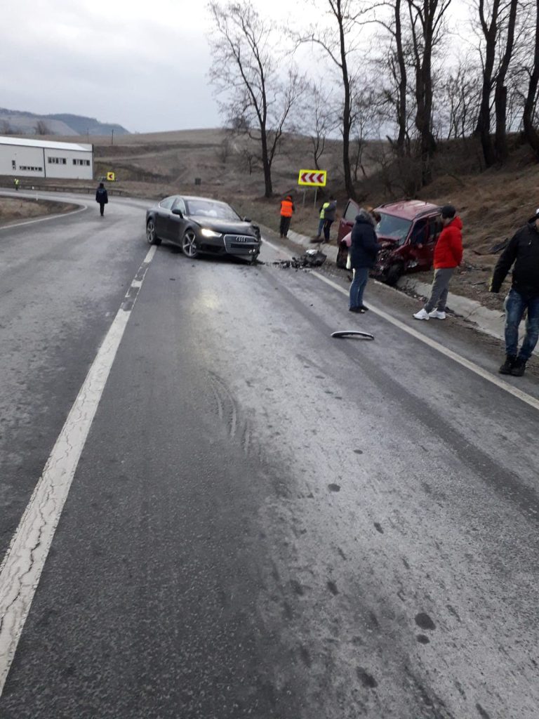 Doi răniți în urma unui accident pe Drumul Național 14
