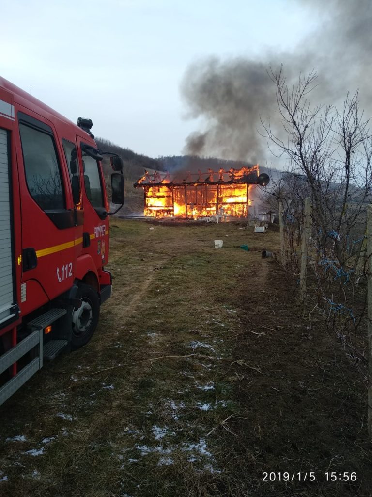 FOTO – Cabană distrusă de un incendiu, în județul Sibiu
