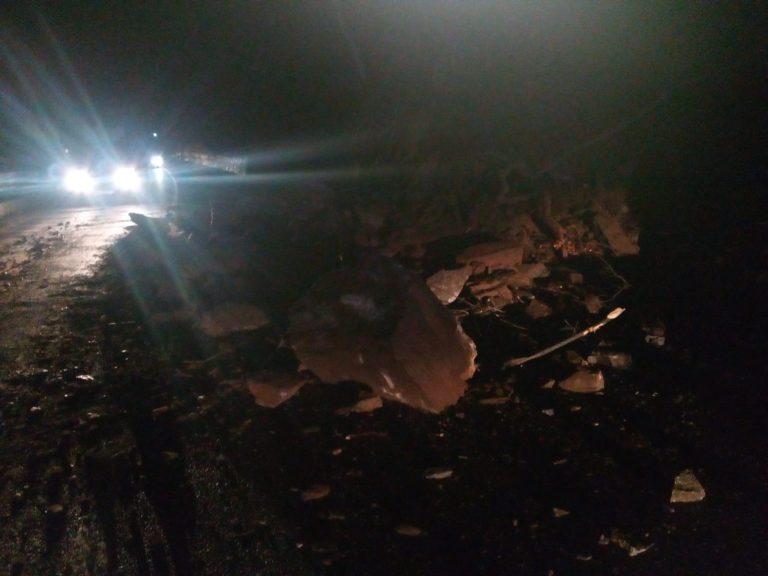 FOTO – Valea Oltului, blocată după căderile de stânci