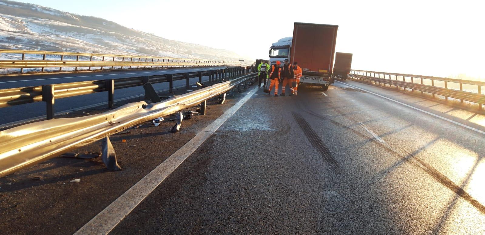FOTO – Blocaj pe A1 în zona Miercurea Sibiului. Se circulă pe banda de urgență