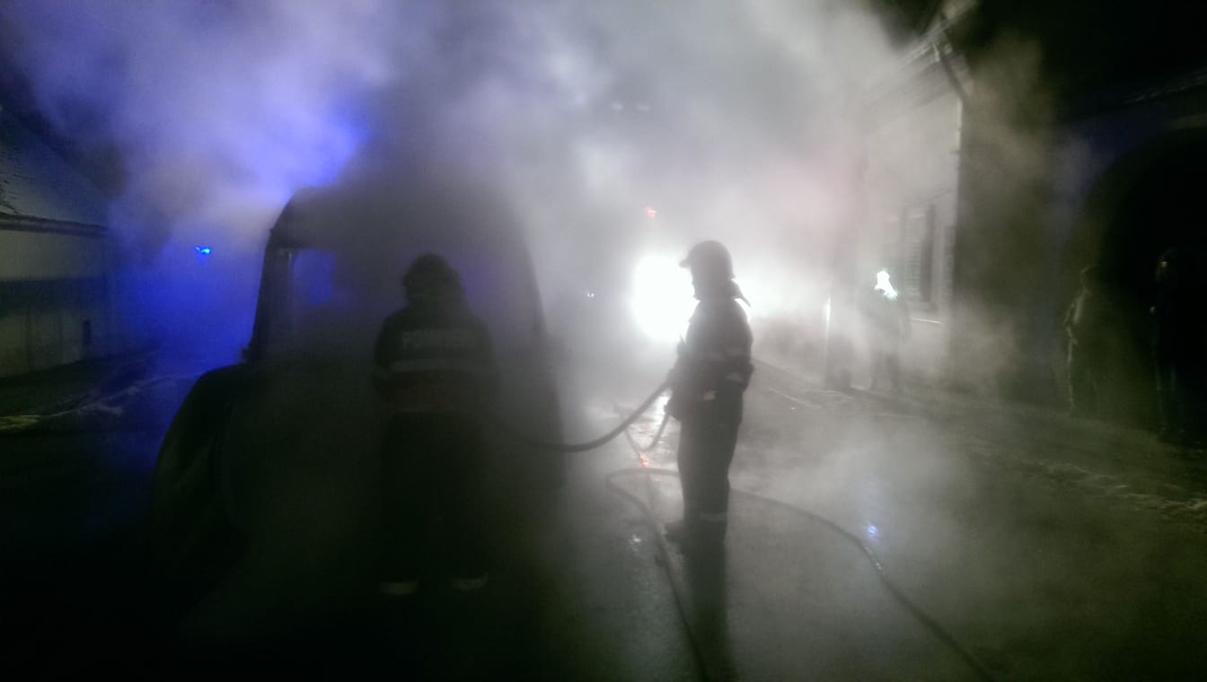 FOTO – Microbuz distrus de un incendiu, la Cisnădie
