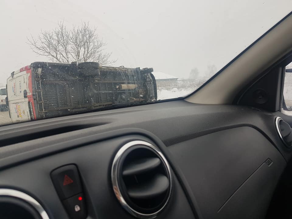 FOTO – Microbuz răsturnat pe un drum județean din Sibiu