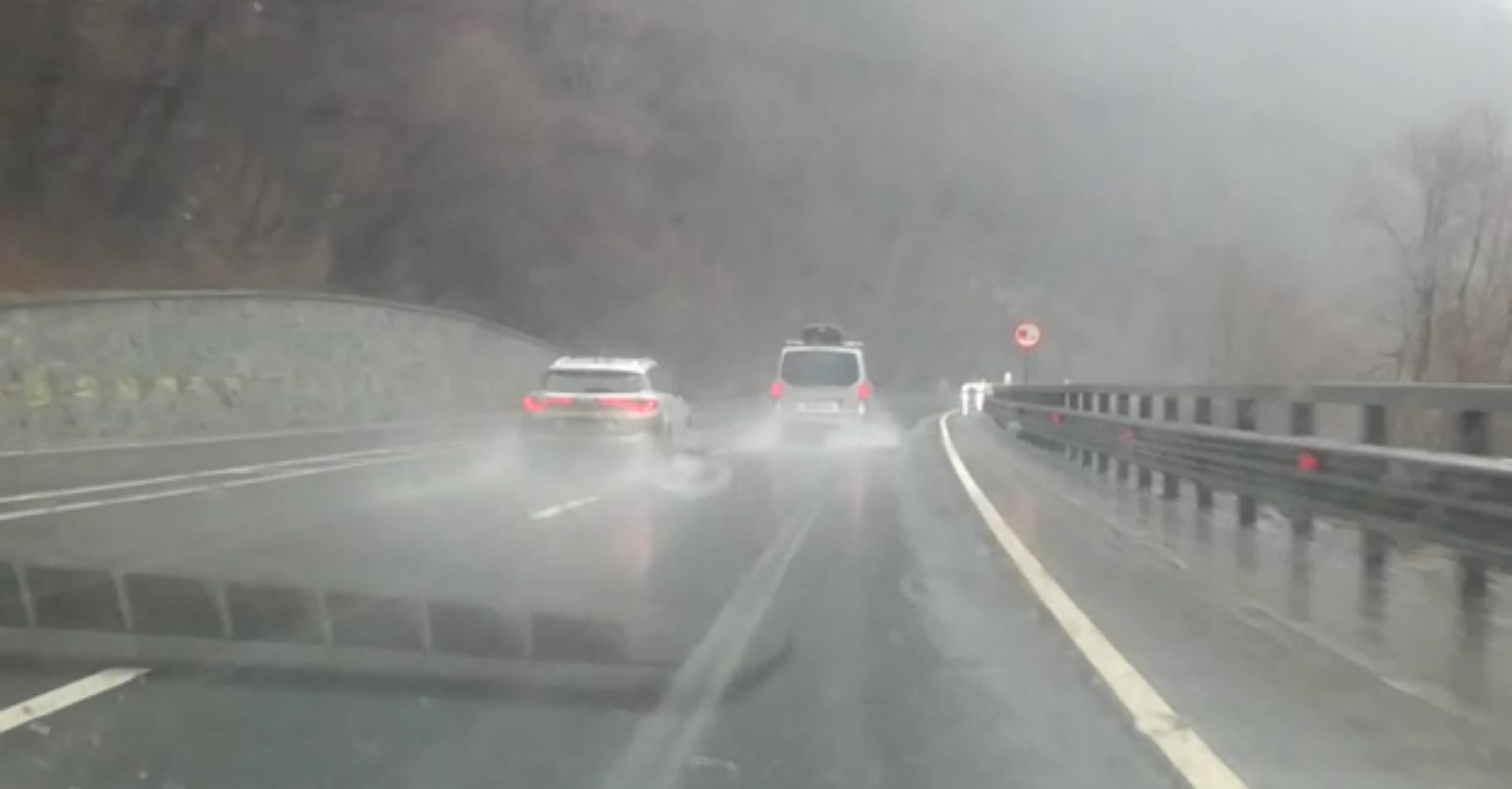 Video: Atenție șoferi! Pe Valea Oltului plouă puternic