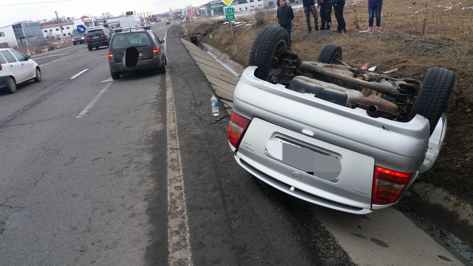 FOTO – Impact violent: S-a răsturnat cu mașina în șanț