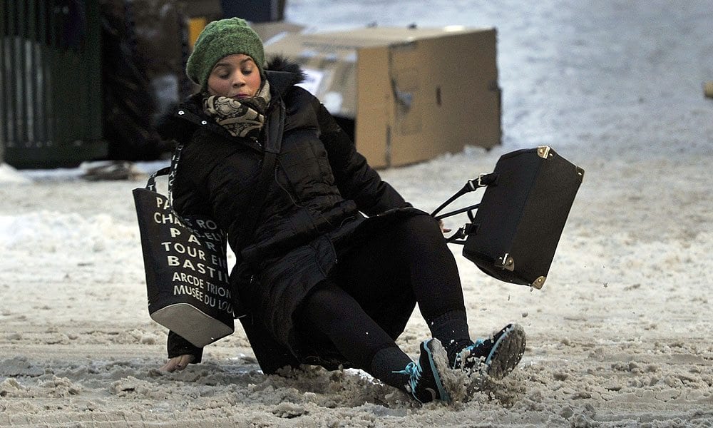 12 sibieni au cerut ajutorul medicilor după ce au căzut pe gheaţă