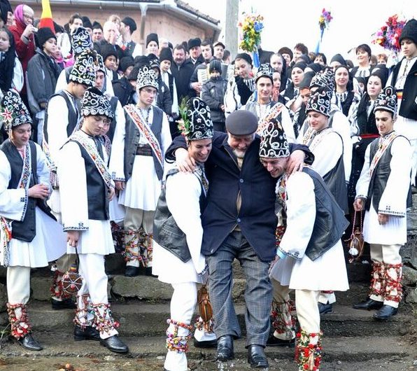 Tălmăcelul îşi scaldă Ionii, în pârâul din localitate