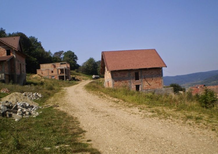 Trei tineri primesc terenuri pentru construcția de locuințe