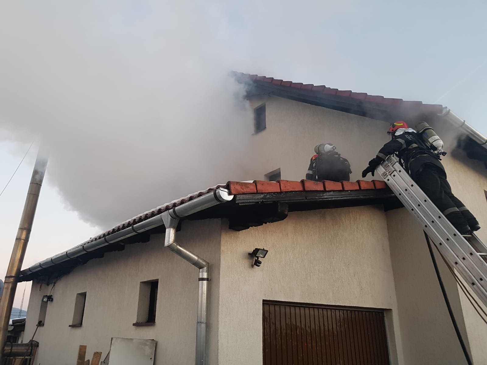 UPDATE/ Incendiu la o locuință din Șelimbăr