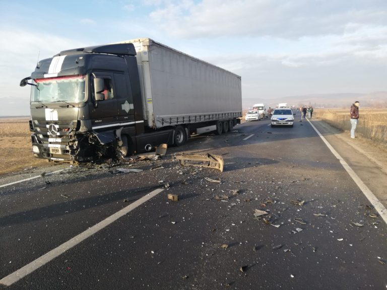 Coliziune frontală între un TIR și un autoturism. O femeie e în stare gravă