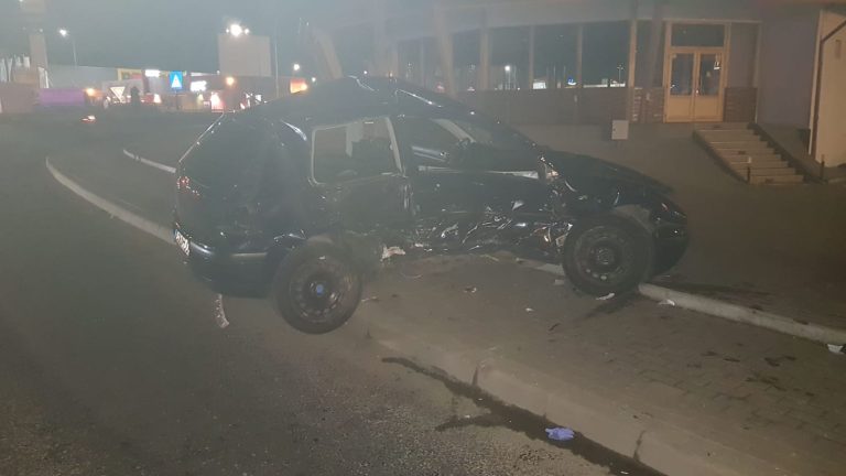 FOTO – Două tinere, rănite grav într-un accident rutier în Sibiu. Una este însărcinată