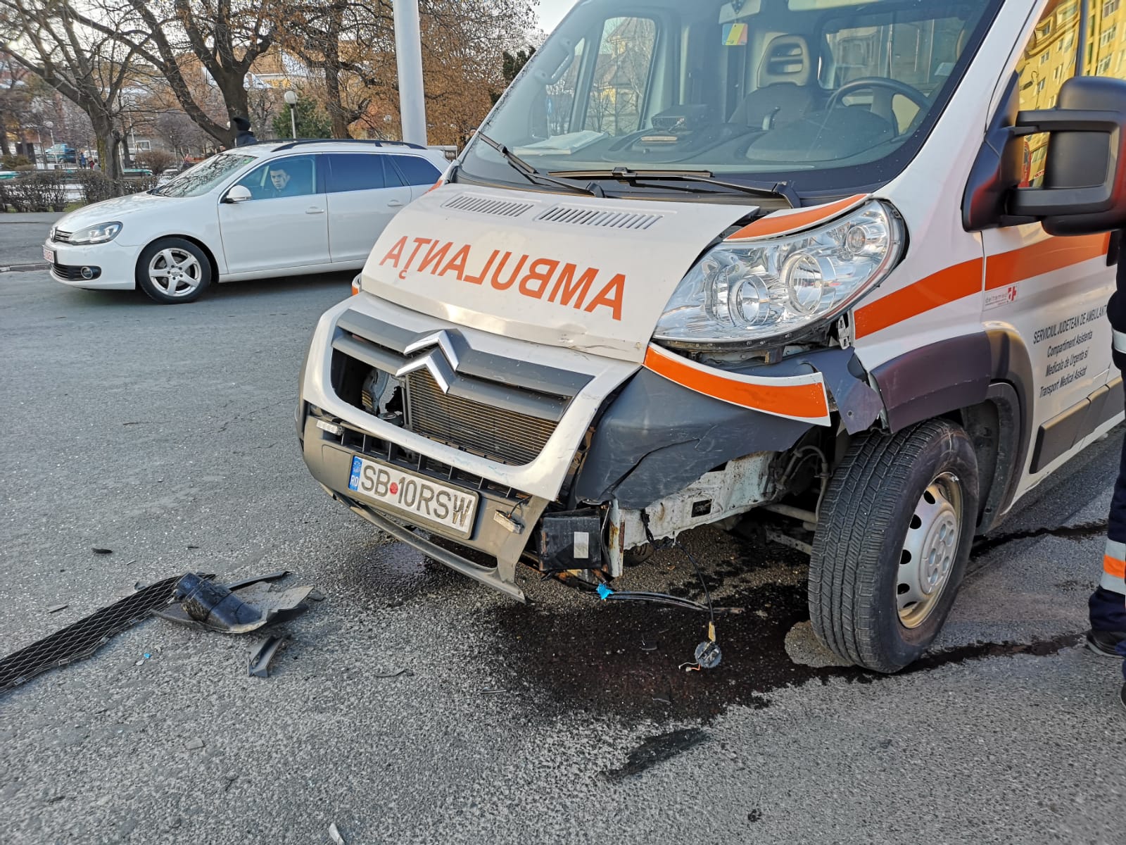 Ambulanță implicată într-un accident rutier pe Constituției