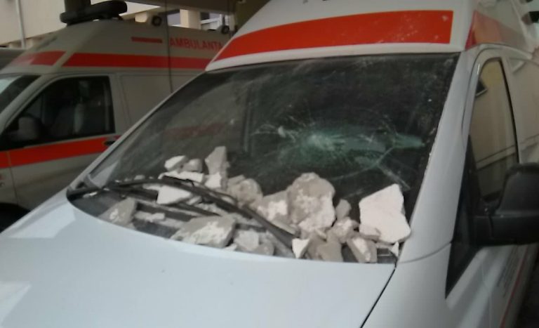 FOTO – Ambulanță avariată de tencuiala căzută de pe spital