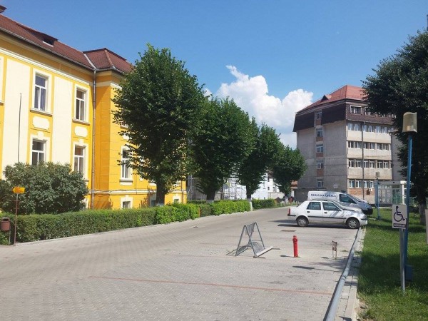 Business pe „spatele” morților la morga din Mediaș. Angajați reținuți pentru luare de mită