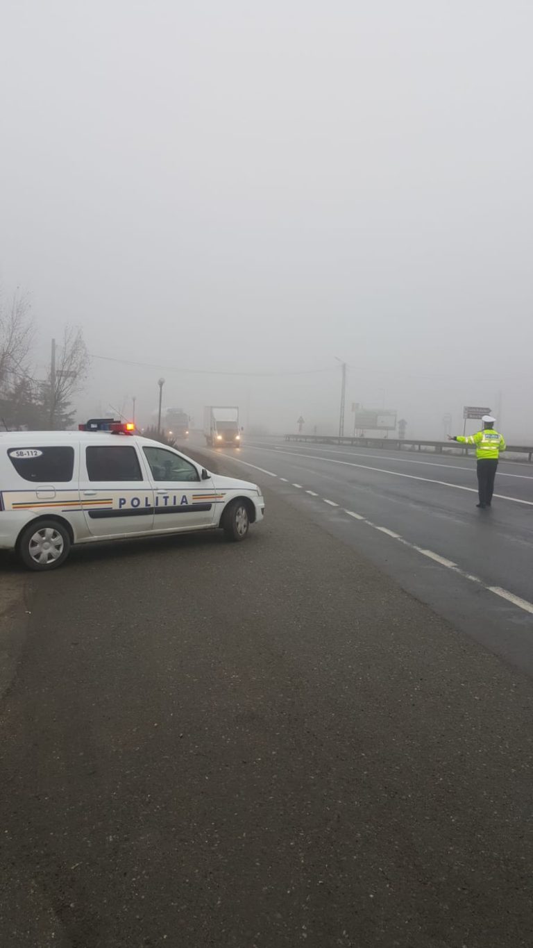 Ceață densă pe DN 1 și DN 7. Șoferii, sfătuiți de polițiști să circule cu prudență