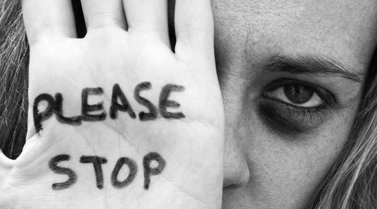 Bărbat reținut după ce și-a hărțuit, amenințat și agresat soția