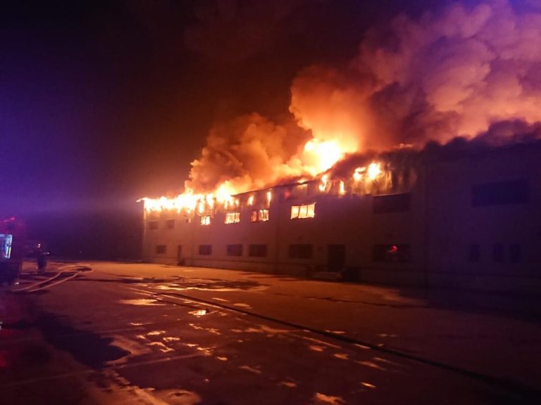 FOTO – Pompierii sibieni intervin la un incendiu devastator în Alba Iulia. Pagubele sunt uriașe