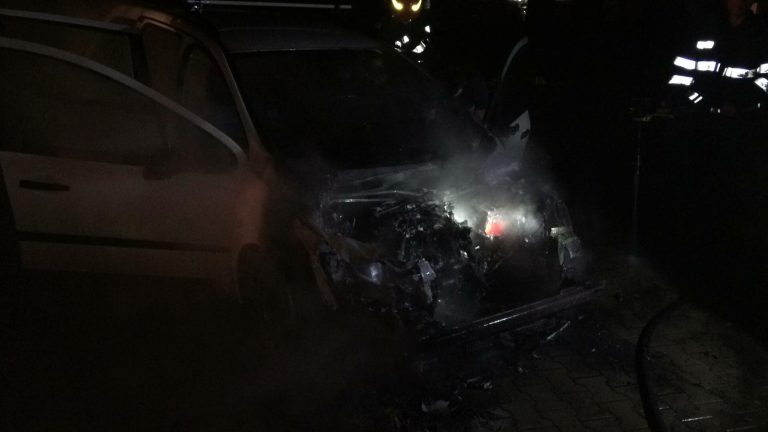 FOTO – Autoturism cuprins de flăcări, în Sibiu