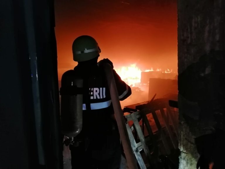 Două persoane au ajuns la spital după un incendiu în Orlat