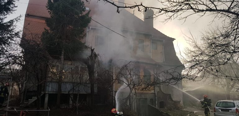 FOTO – Bărbat rănit într-un incendiu produs în Sibiu
