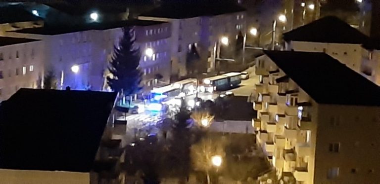 FOTO – Șofer de autobuz, lovit cu o sticlă în cap