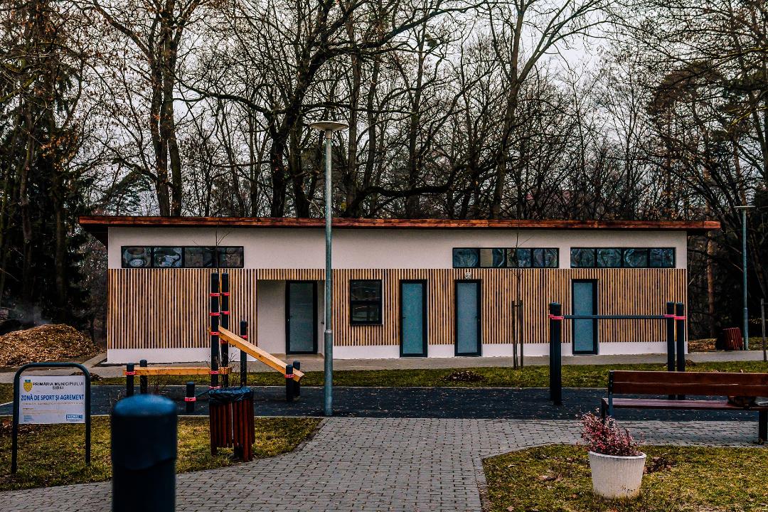 S-au finalizat lucrările la toaleta publică din Parcul Sub Arini