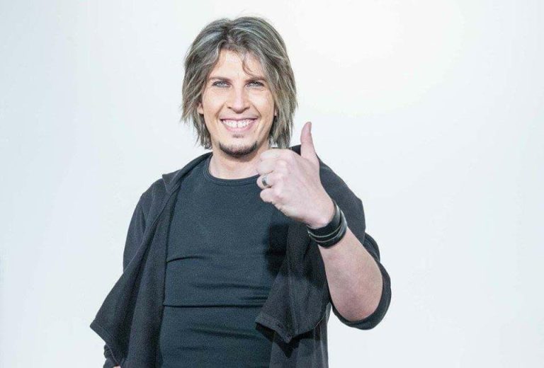 Tudor Turcu, câștigătorul X Factor, vernisează o expoziție personală la Mediaș