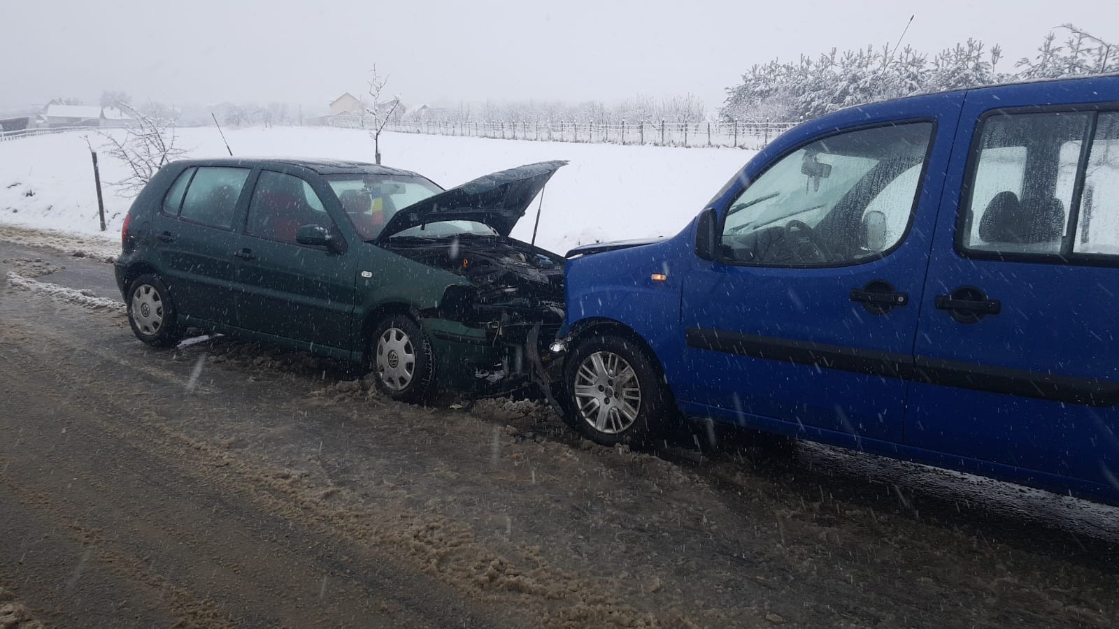 FOTO: Două femei rănite în accident, la Săliște. Șoferul vinovat avea viteză prea mare pe zăpadă