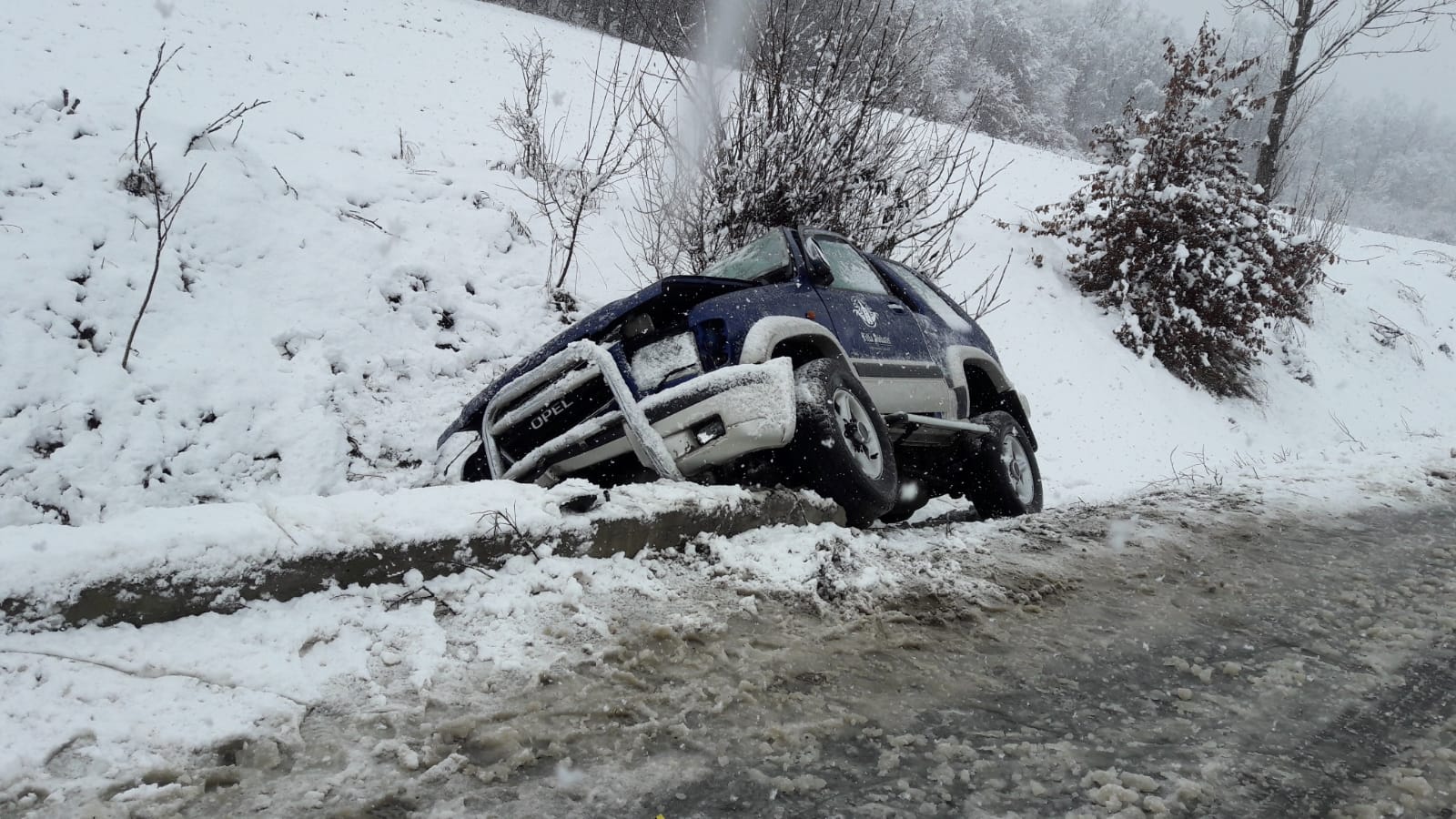 FOTO-VIDEO: Altă mașină a derapat foarte aproape de locul în care a avut loc accidentul mortal din cauza vremii