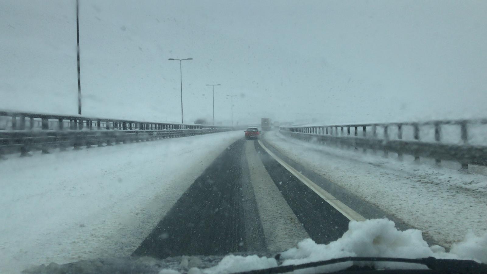 Poliția Sibiu: Le recomandăm șoferilor să circule cu viteză redusă și să mărească distanța între autovehicule