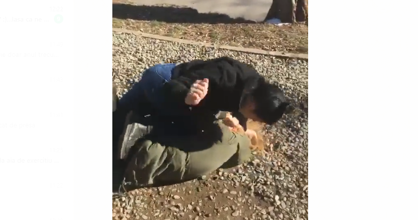 VIDEO Violență rar întâlnită între două tinere, în Parcul Cetății. Cauza luptei: gelozia