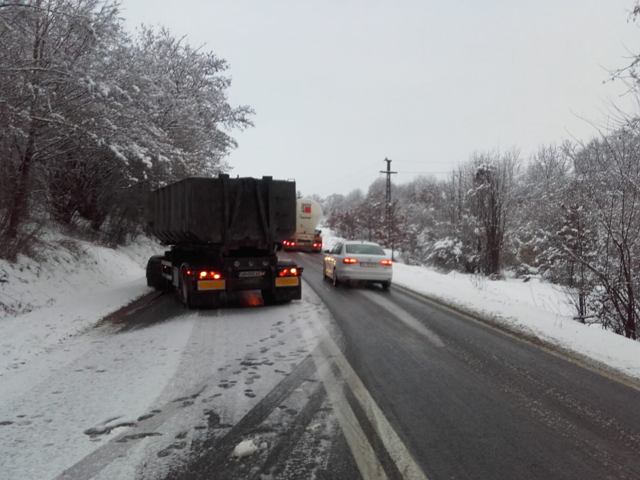 FOTO-VIDEO: TIR-uri și camioane blocate pe DN1 și pe DN7, se circulă alternativ