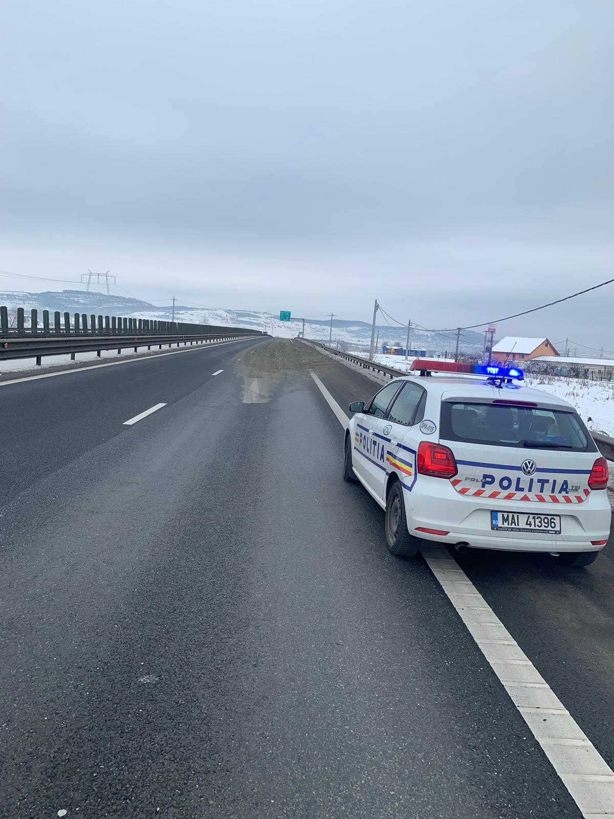 FOTO: A căzut ciment dintr-o cifă pe autostradă, o bandă de mers e blocată