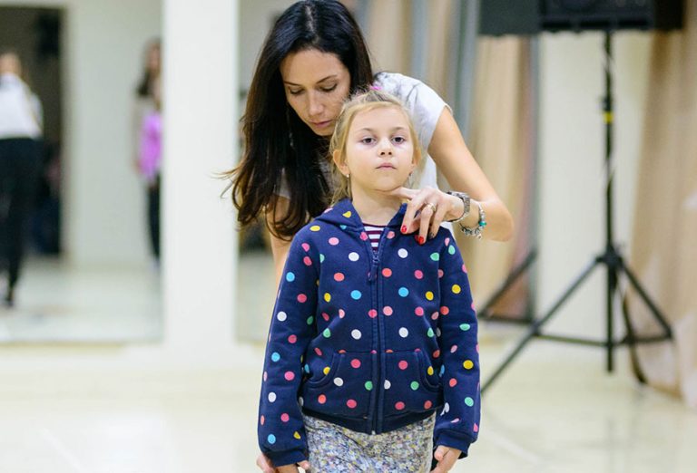 „Examenul” pe care cei mai proaspeţi absolvenţi ai Şcolii de Modeling Cleopatra Popescu îl dau mâine