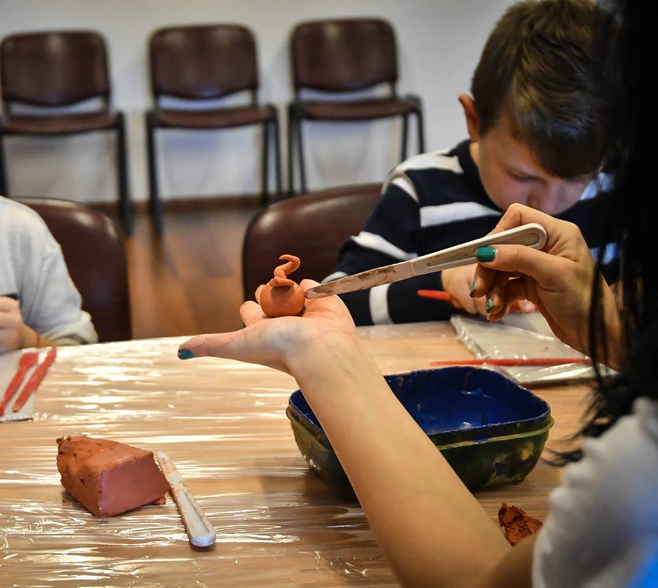 Copiii confecționează un Pinocchio din lut, la Teatrul „Gong”