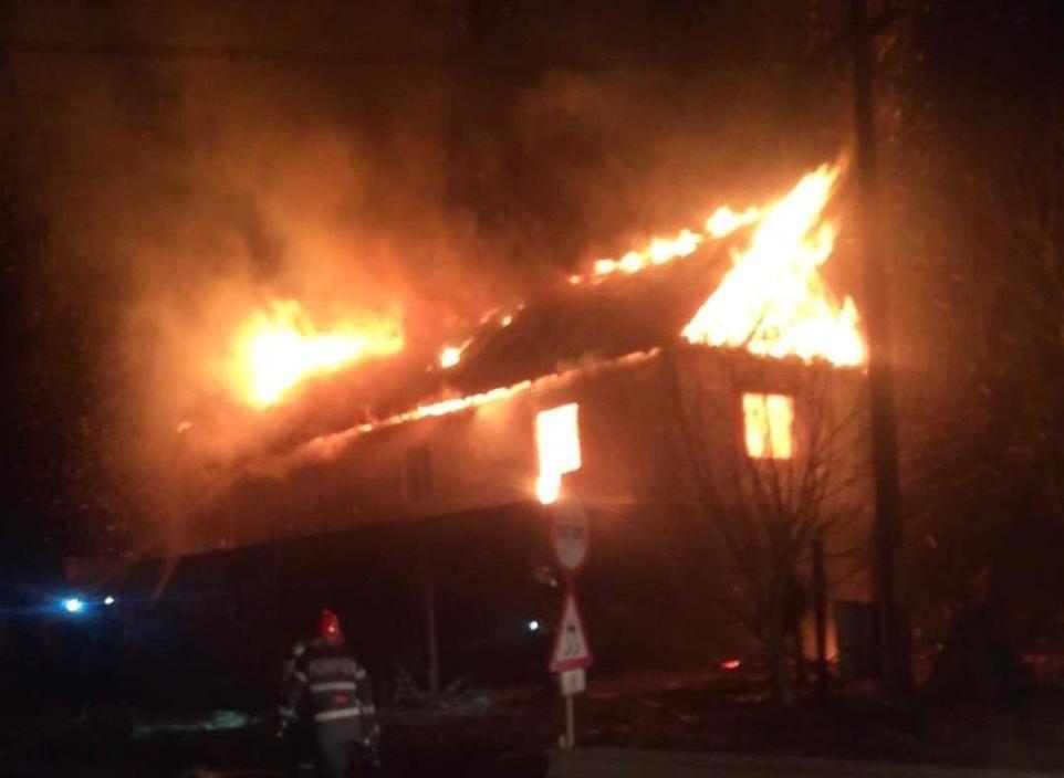 FOTO: Incendiu la Tălmaciu, o casă a luat foc