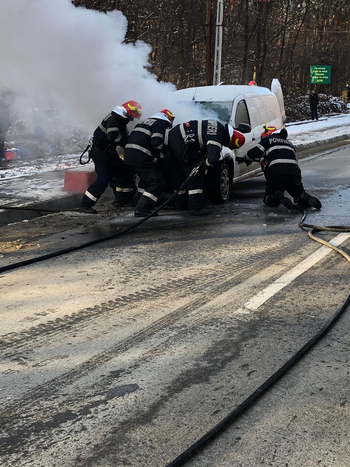 FOTO: O mașină a luat foc pe drumul spre Rășinari