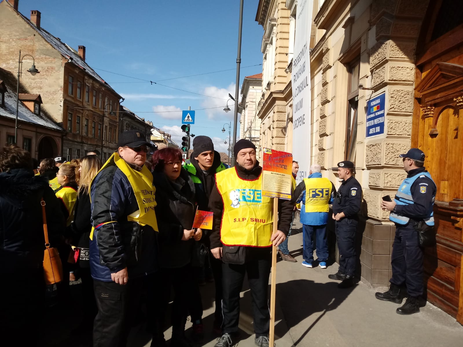 Protest mut al profesorilor, în fața Prefecturii din Sibiu