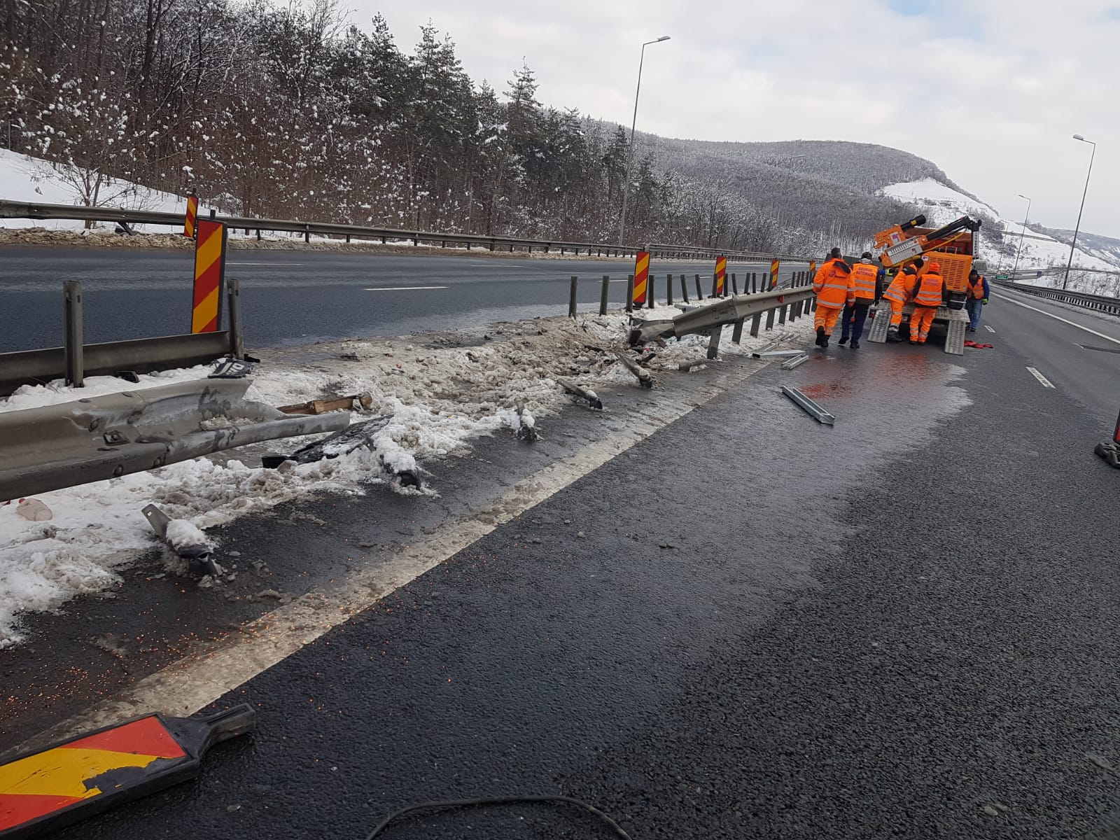 FOTO: Trafic restricționat pe autostradă, se înlocuiește parapetul rupt ieri în accidentul cu cele două TIR-uri