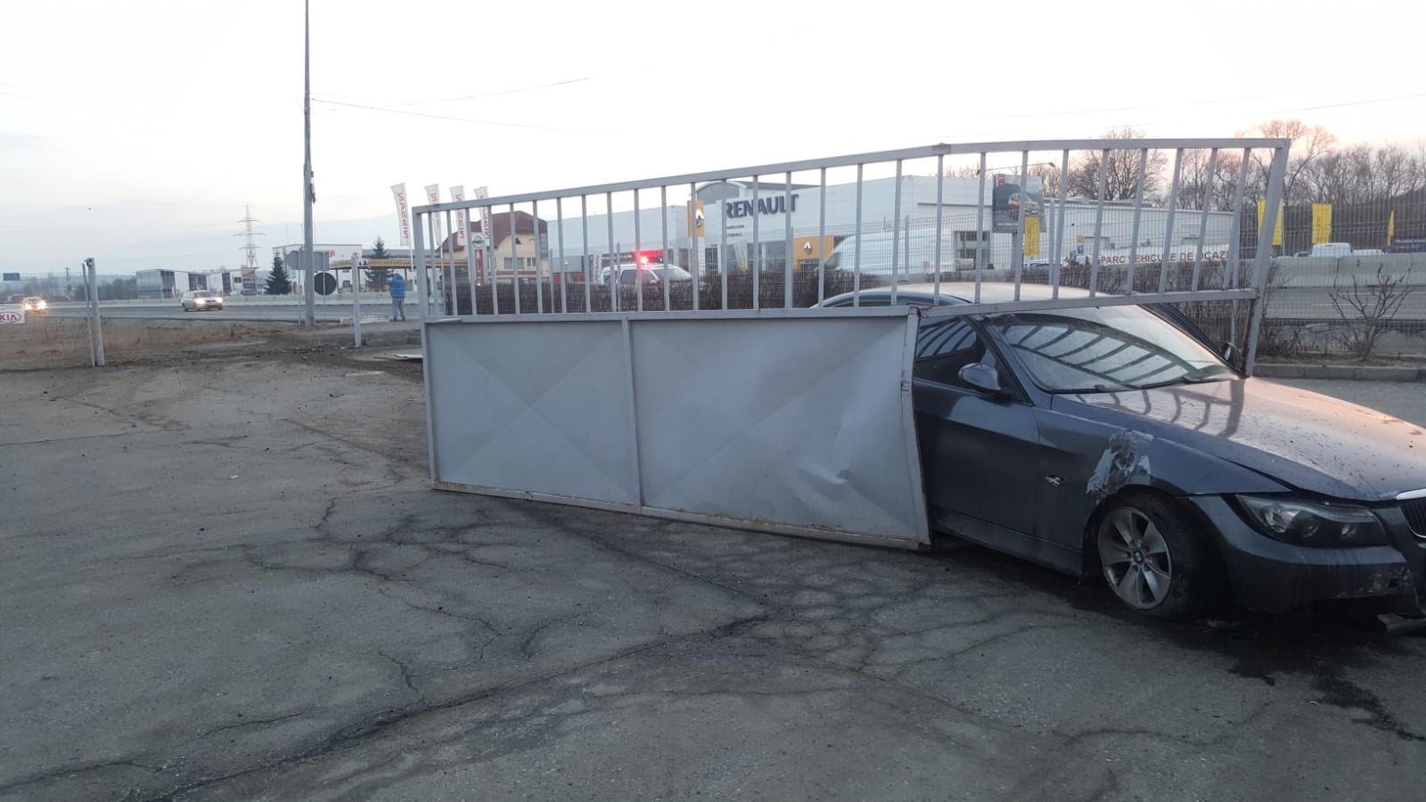 FOTO-VIDEO: Un șofer vitezoman a rupt poarta Secției DN de la Șelimbăr