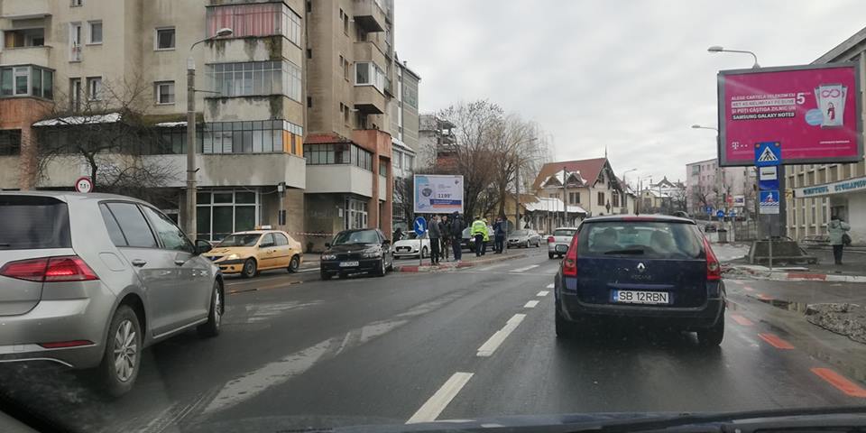 Pieton lovit pe trecere, lângă spital
