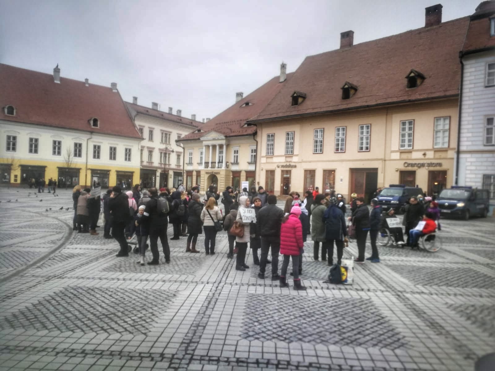 Aproximativ 100 de sibieni cu dizabilități au ieșit în stradă