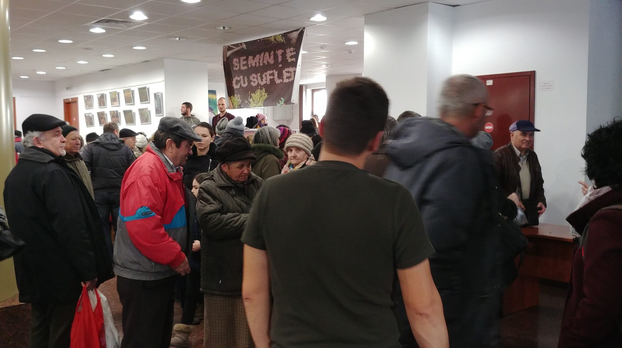 Bătălie pe semințe la Biblioteca Astra