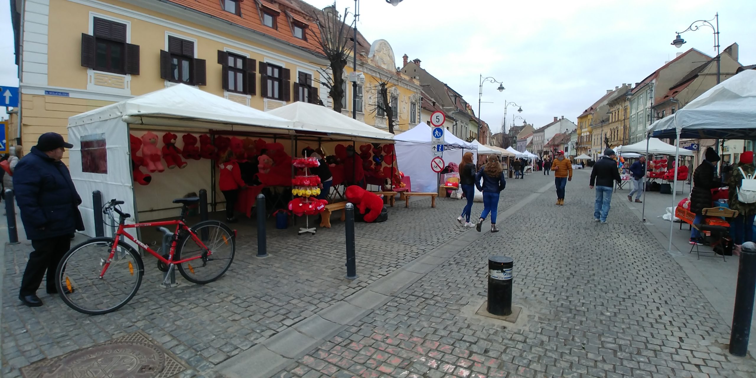 Comercianți din 5 județe își vând produsele pe ”Corso” de Sibiu